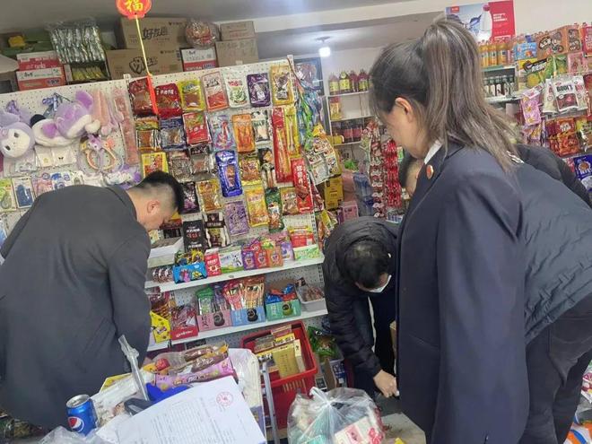 合力守護成長凈土——尖山區人民檢察院'小雛菊'未檢工作室開展'無煙校園'專項檢查行動